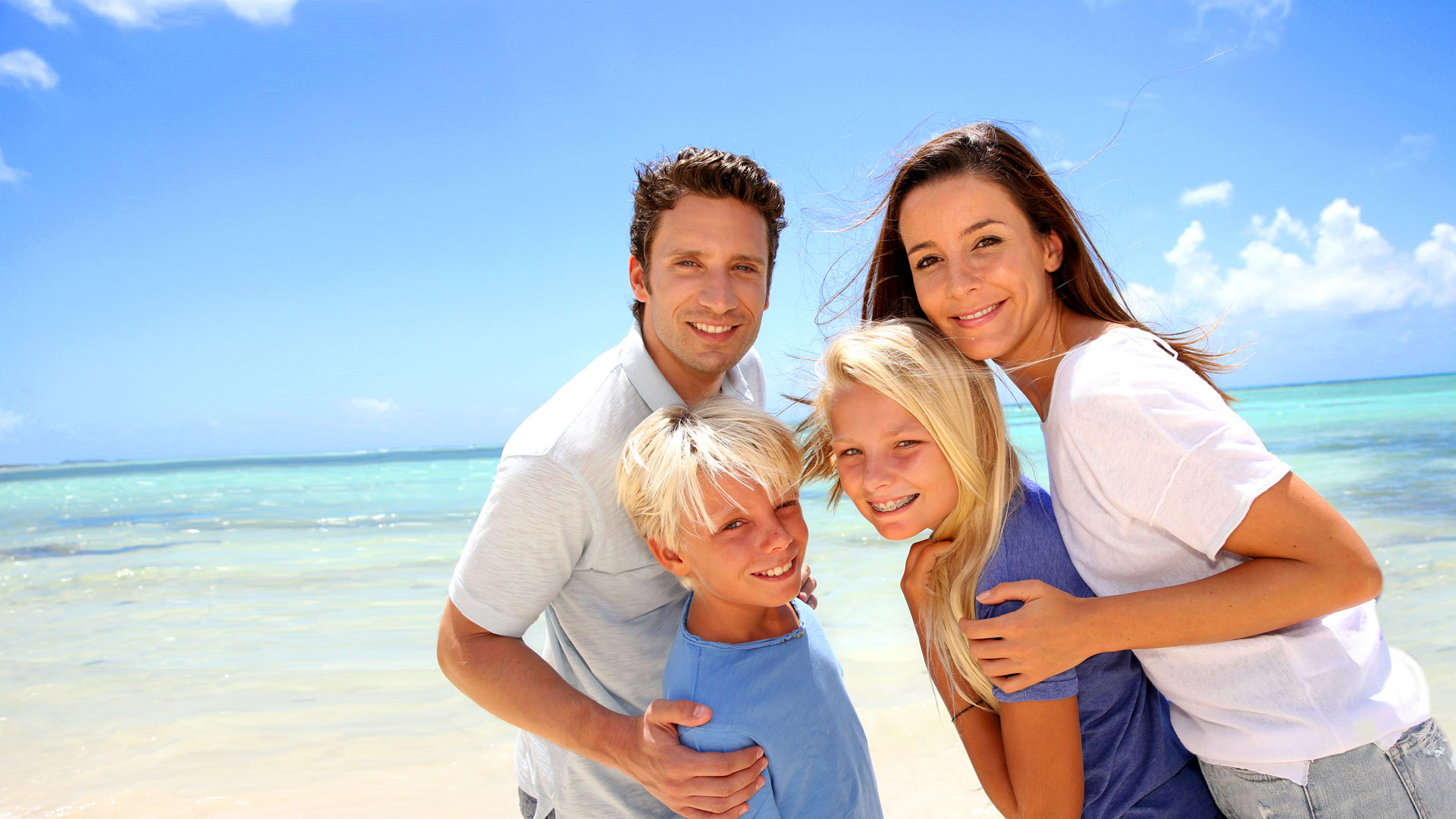 Выбираем вместе с семьей. Семья на пляже. Счастливая семья с детьми на море. Ребенок в семье. Семья взрослые дети.